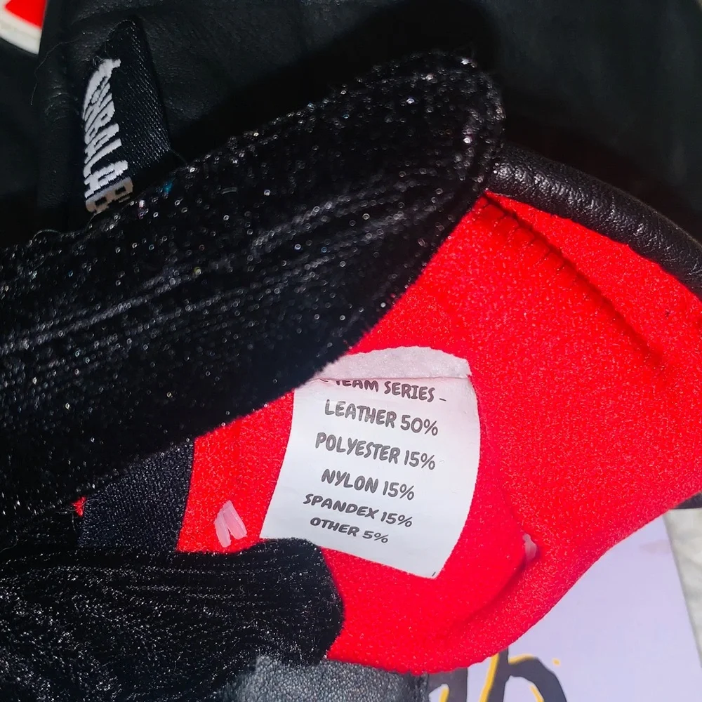 Black & red Atlanta Hawks gloves / mittens